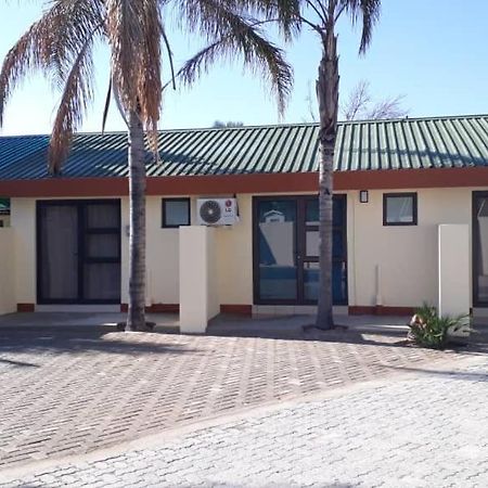 Ry Courtyard Oshakati Exterior foto